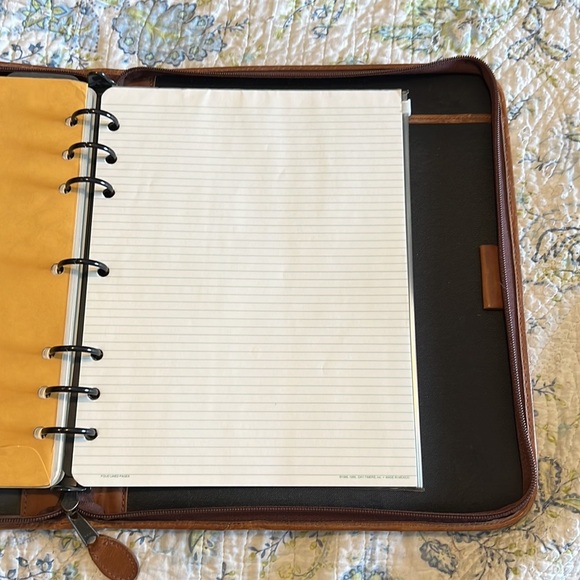 Vintage Day Timer brown leather planner/ folder. Zipper close. Nice worn leather - Picture 6 of 8